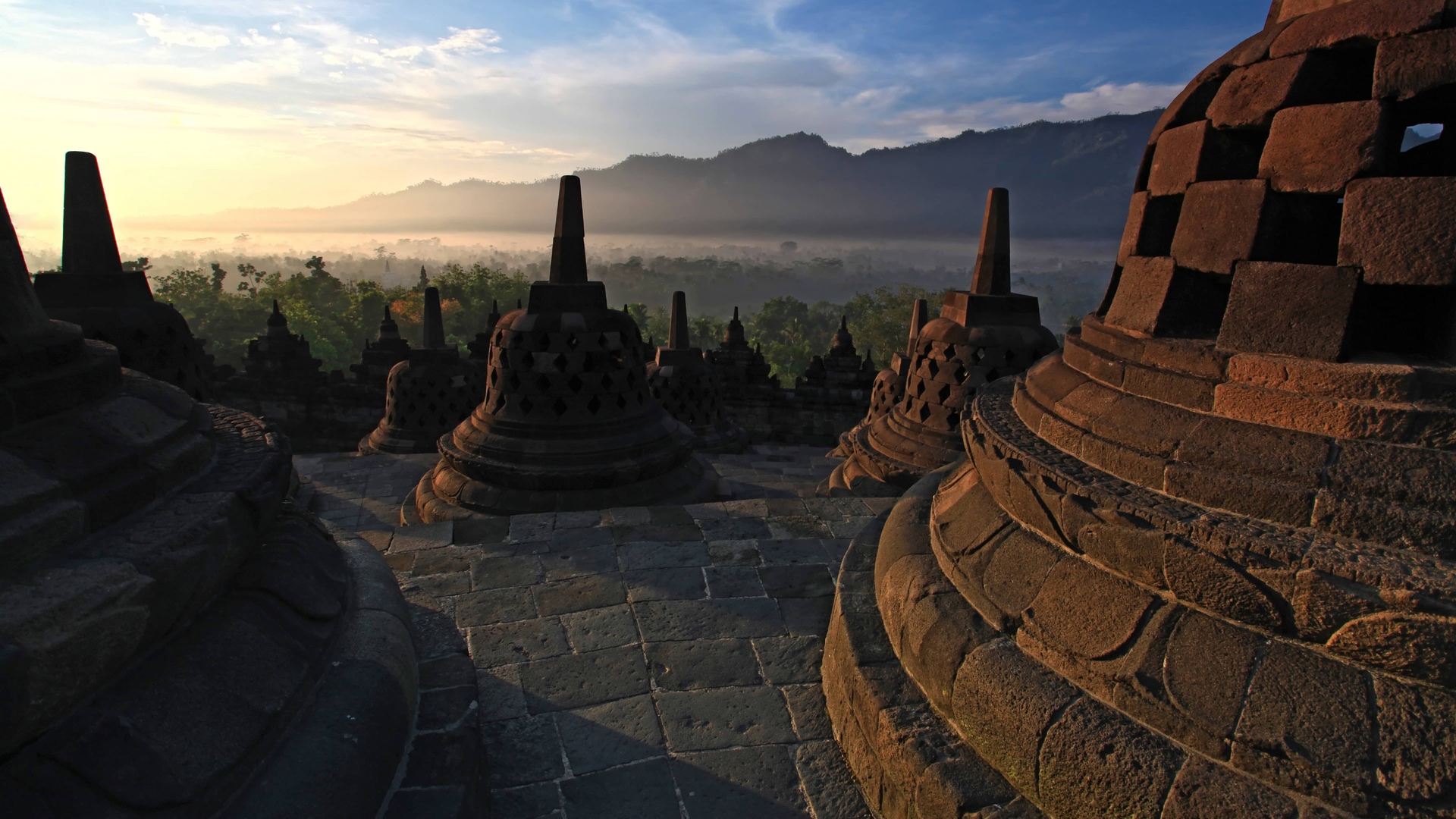 Borobudur sunrise tour flashlight ascent Merapi